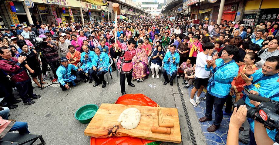 공주 인절미 축제장 | 동상 이미지