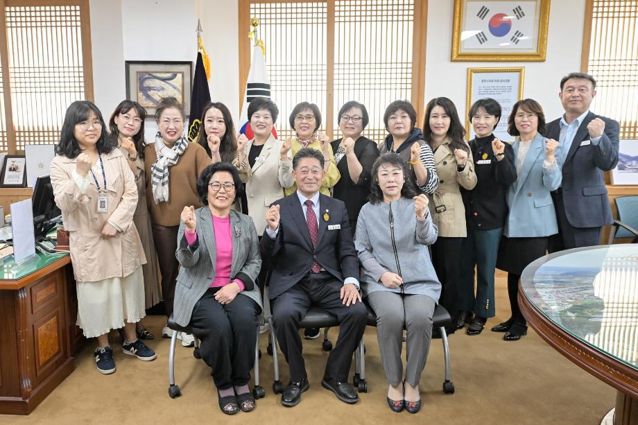 공주시의회 윤구병 의장과 공주시 여성단체협의회 신·구 임원과의 간담회 개최 이미지