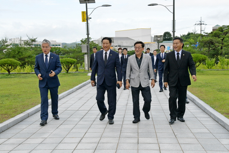 2018년7월2일 보훈공원 공주시의회 의원 추모비참배 이미지